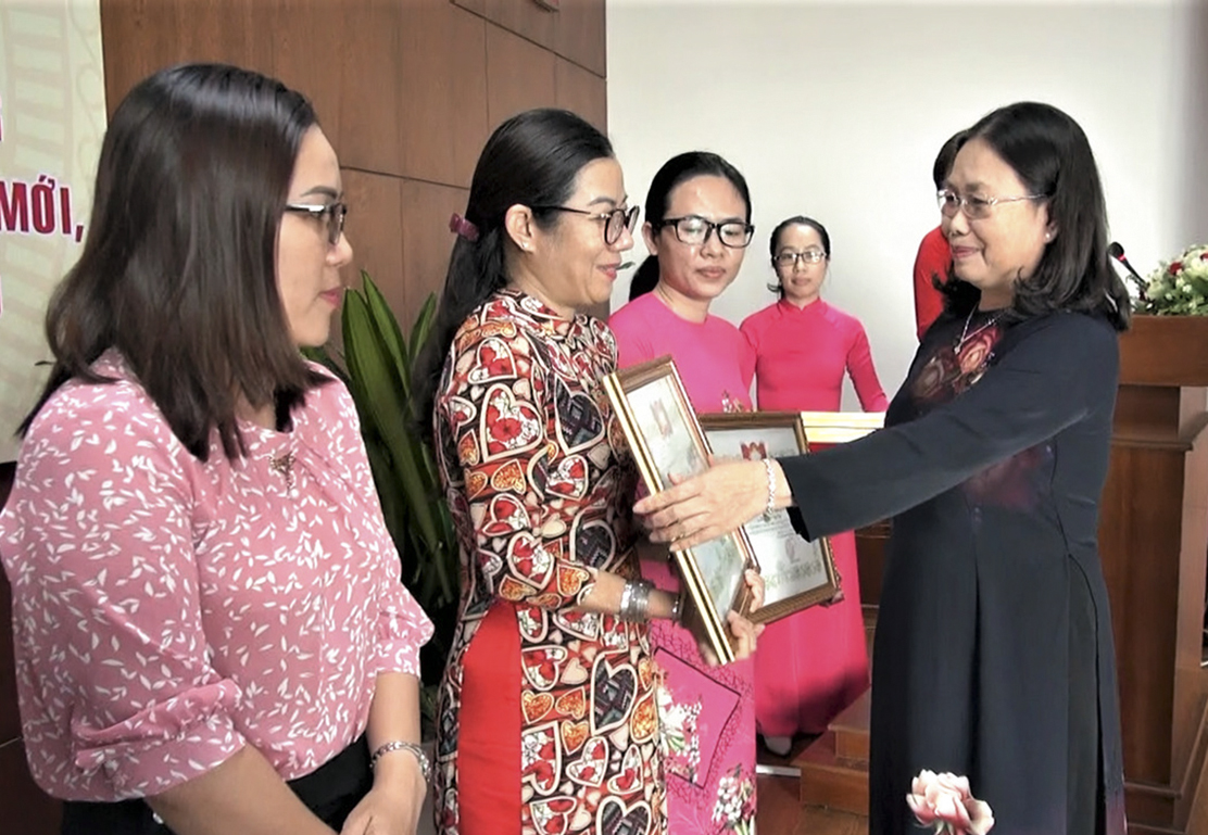 Bà Nguyễn Thị Yến, Phó Bí thư Thường trực Tỉnh ủy, Trưởng Đoàn ĐBQH tỉnh trao Bằng khen cho các tập thể đạt thành tích xuất sắc trong thực hiện cuộc vận động “Toàn dân đoàn kết xây dựng nông thôn mới, đô thị văn minh” giai đoạn 2016 – 2020.
