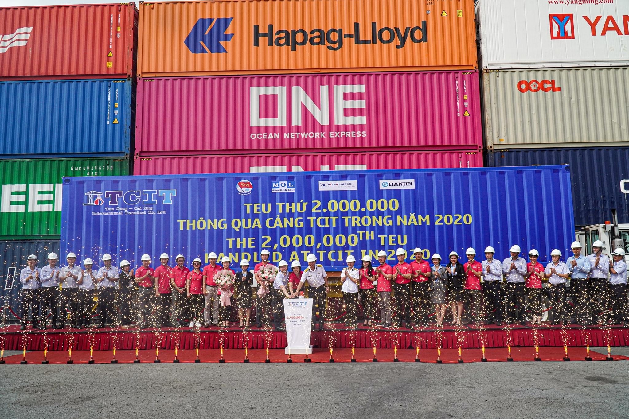 Lãnh đạo Cảng TCIT và đại diện các hãng tàu tại lễ đón TEUs  thứ 2 triệu thông qua cảng.