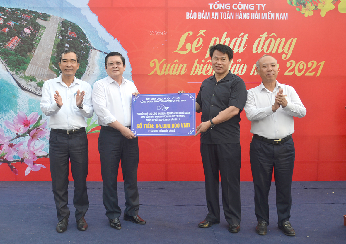 Đại diện Công đoàn ngành GT-VT Việt Nam trao quà cho người lao động đang làm việc tại các trạm hải đăng và các chiến sĩ Hải quân đang công tác tại huyện đảo Trường Sa.