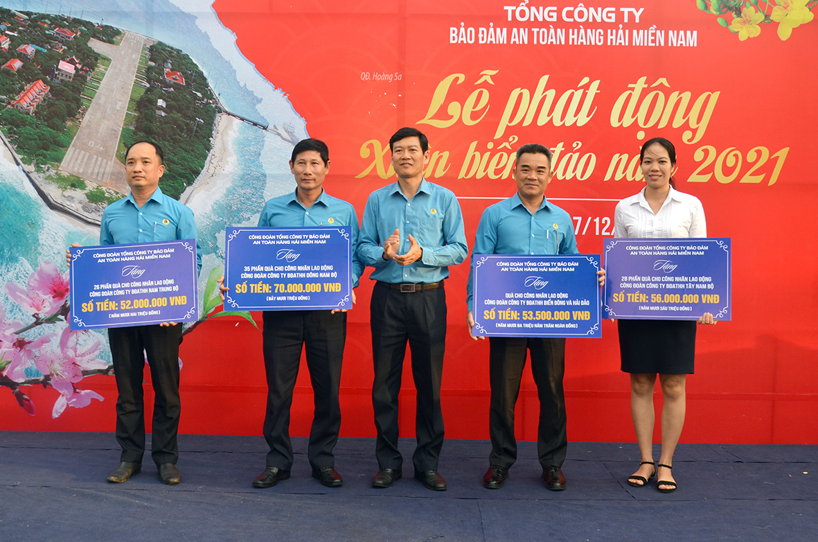 Đại diện Công đoàn VMS-South trao quà cho các tập thể và người lao động đang làm việc tại các trạm đèn, trạm luồng, phương tiện.
