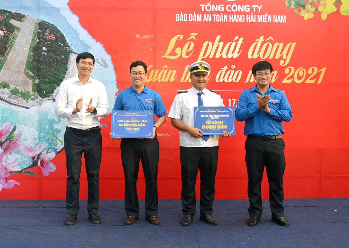 Đại diện Đoàn Thanh niên VMS-South trao 13 “Tủ sách thanh niên” cho các trạm hải đăng, nhà giàn DK1.