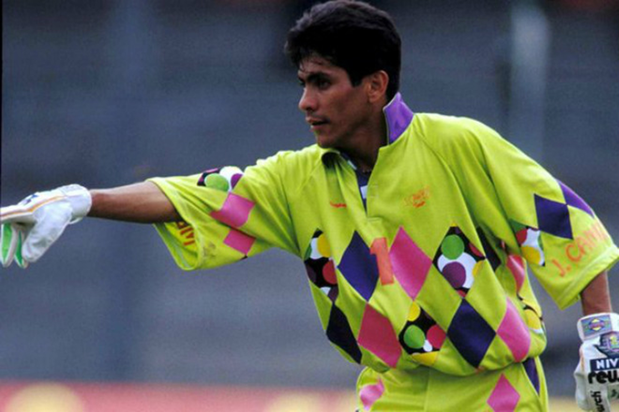 Jorge Campos – người biến những trận bóng đậm đà với những sắc màu độc đáo.