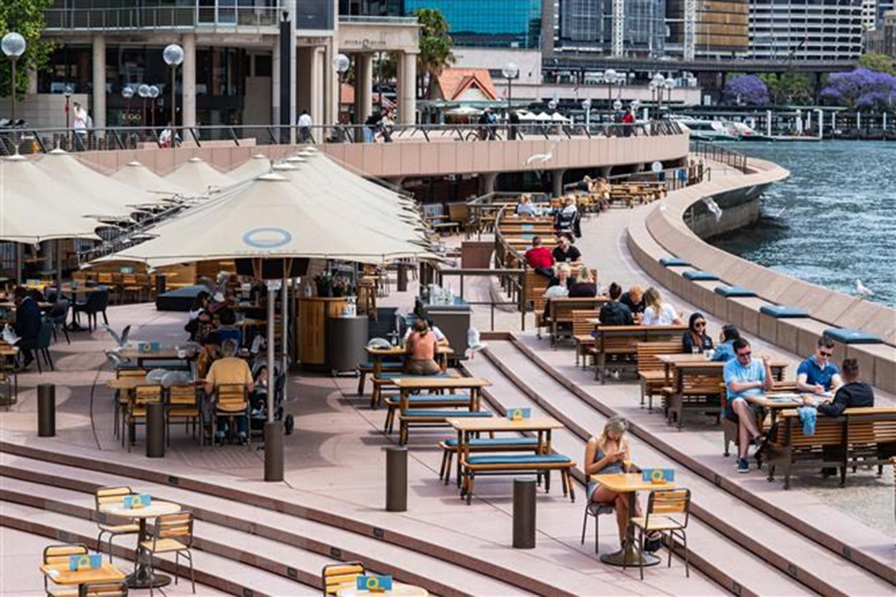 Người dân dùng bữa tại một nhà hàng ở Sydney, Australia.  