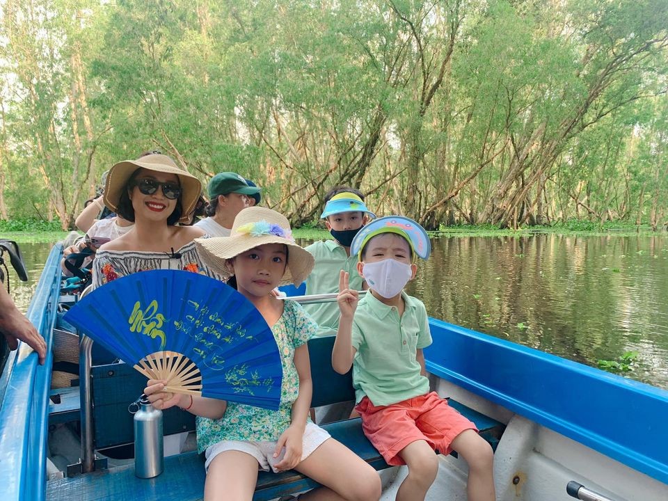 Ốc Thanh Vân đưa những thiên thần nhỏ đáng yêu của mình đi du ngoạn rừng tràm.
