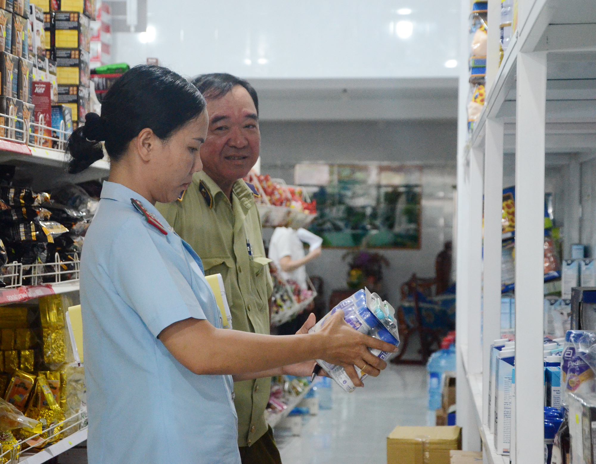 Đoàn kiểm tra liên ngành tỉnh kiểm tra kinh doanh tại cửa hàng tạp hóa trên địa bàn thị trấn Đất Đỏ, huyện Đất Đỏ.