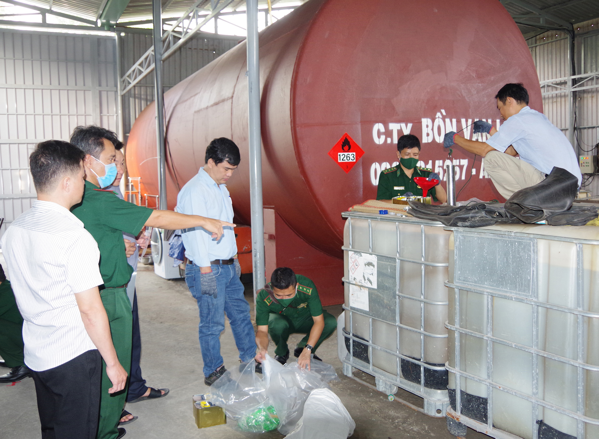Lực lượng BĐBP lấy mẫu giám định xăng A95 giả tại kho hàng của Công ty TNHH Thương mại vận tải xăng dầu 89 (phường 12, TP.Vũng Tàu).