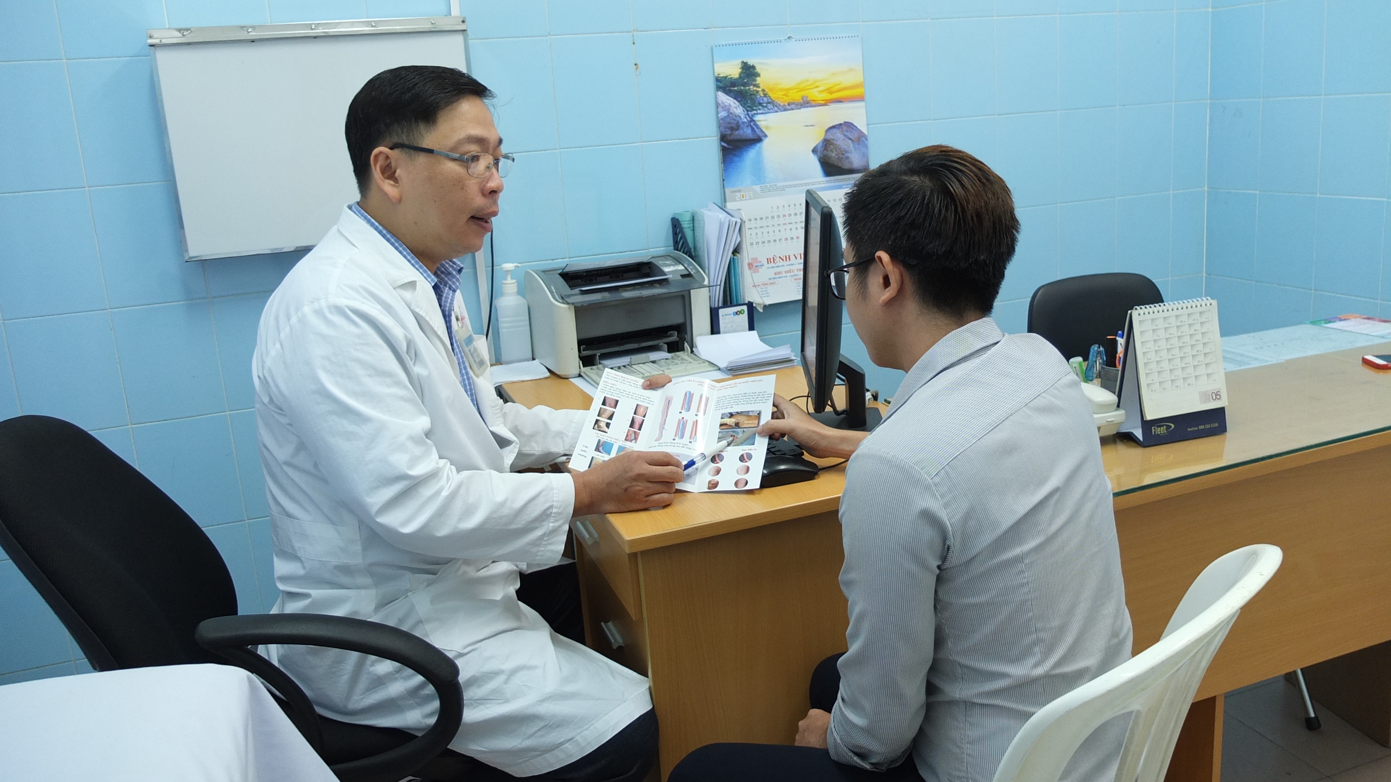 Bác sĩ tư vấn cho người bệnh về suy tĩnh mạch chân và các biến chứng.