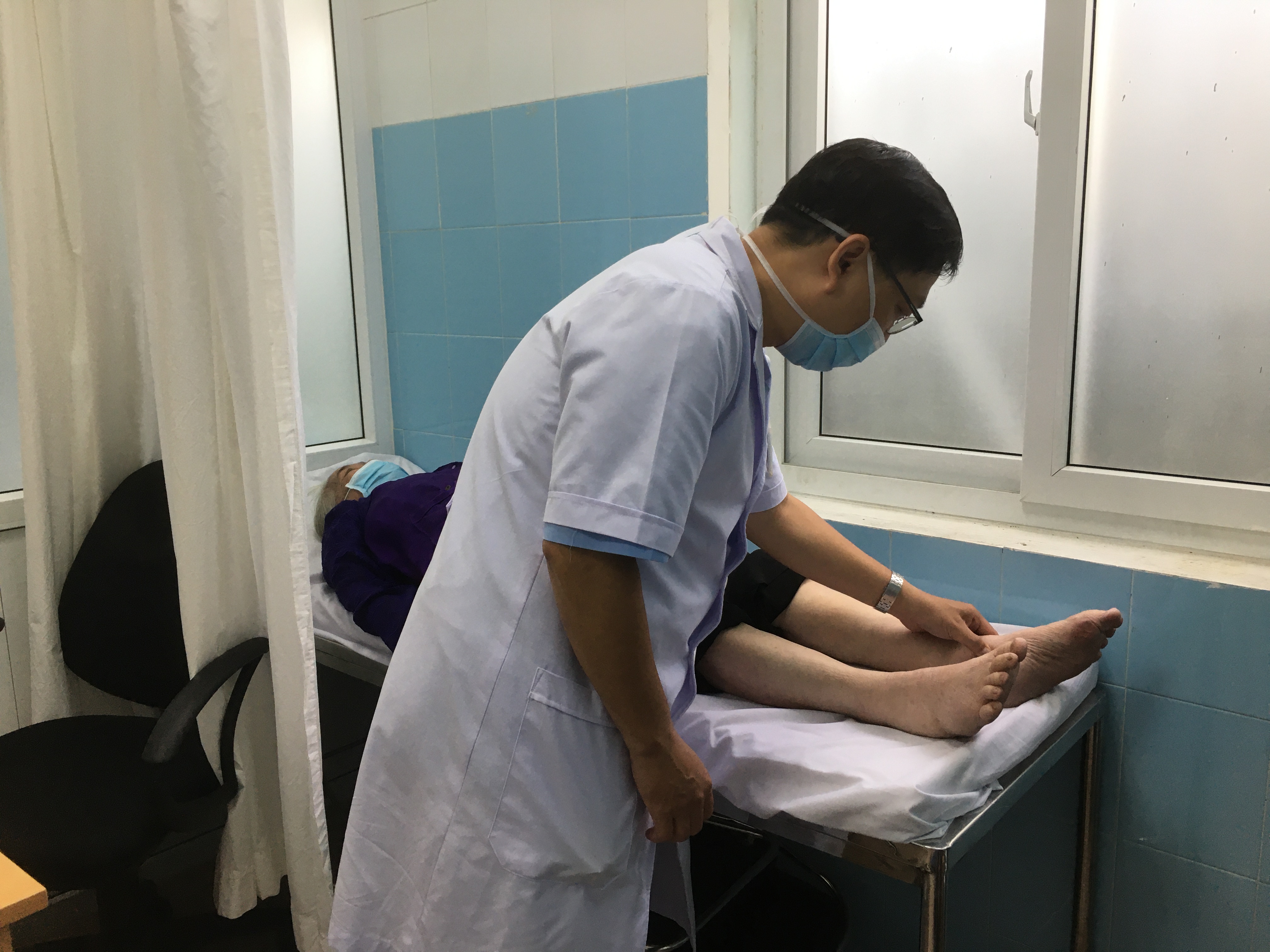 Bác sĩ thăm khám một trưởng hợp bệnh lý suy tĩnh mạch.
