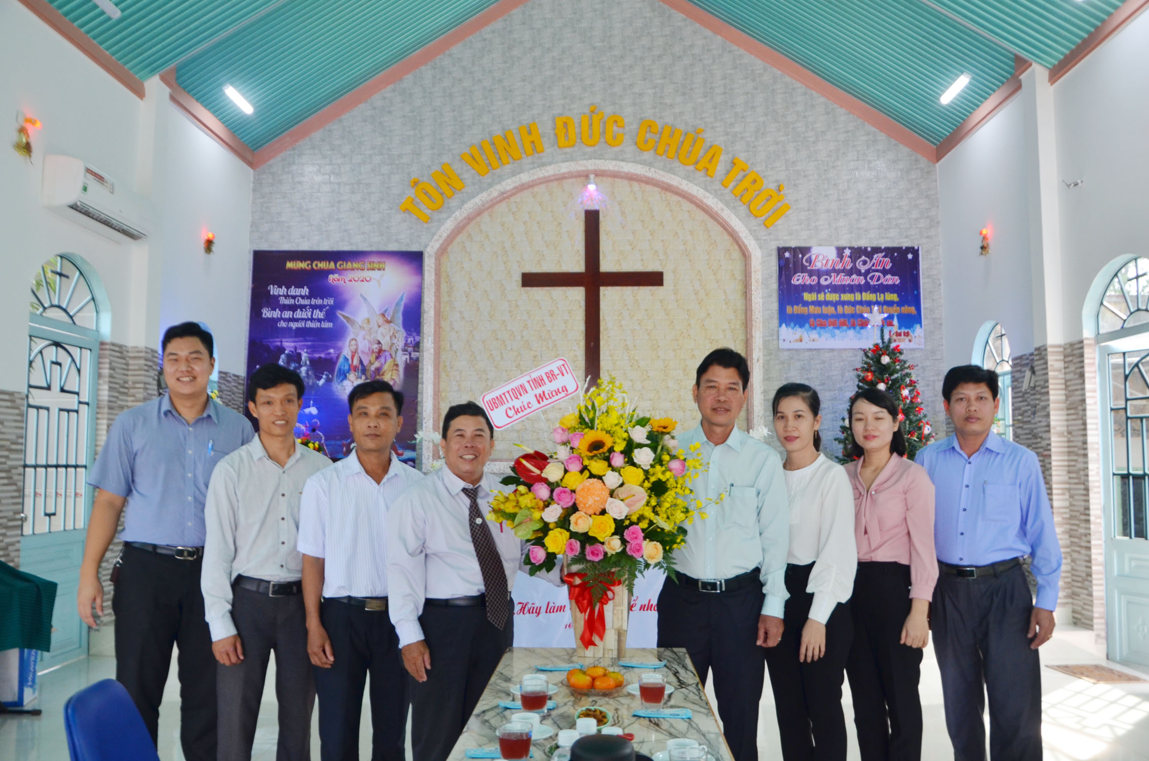 Ông Trần Văn Lợi, Phó Chủ tịch UBMTTQ Việt Nam tỉnh chúc mừng Ban đại diện Hội thánh Tin lành Cơ đốc Việt Nam tỉnh.