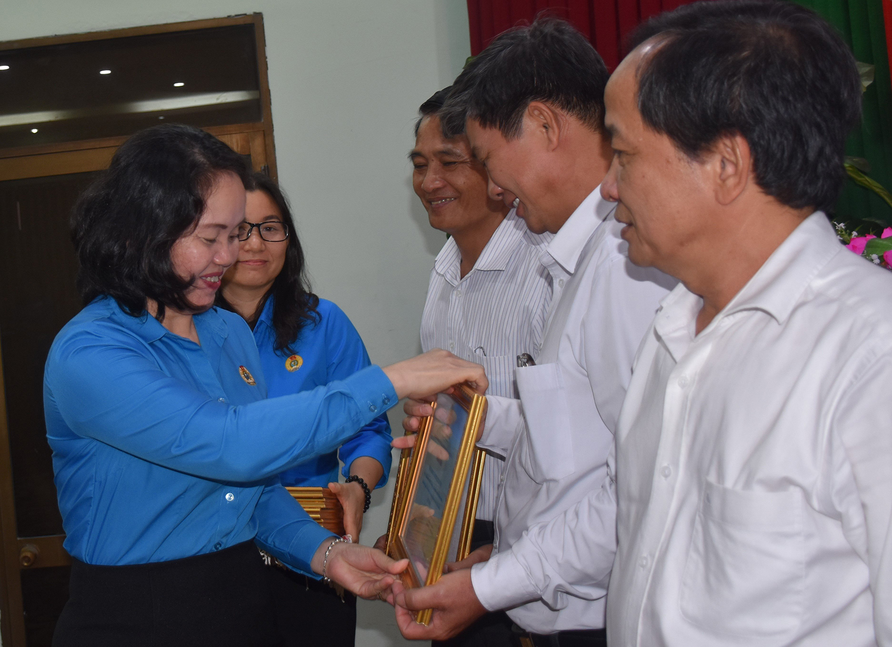 Bà Tạ Thị Hồng Hà, Phó Chủ tịch Thường trực LĐLĐ tỉnh trao Bằng khen cho các tập thể có thành tích xuất sắc trong thực hiện chương trình phối hợp.