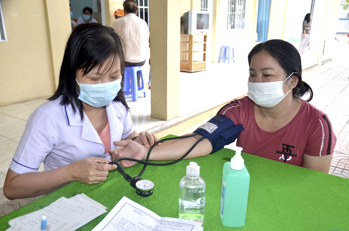 Bác sĩ khám bệnh cho hộ nghèo, đối tượng chính sách phường 11, TP. Vũng Tàu.
