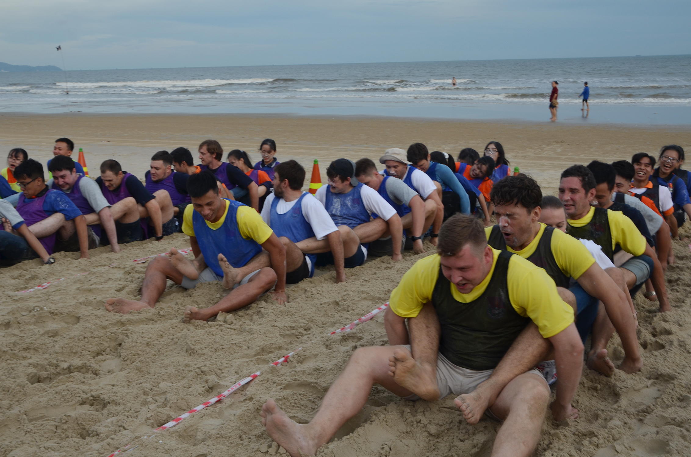 Thanh niên Nga và Việt tham gia chơi teambuilding trên biển.