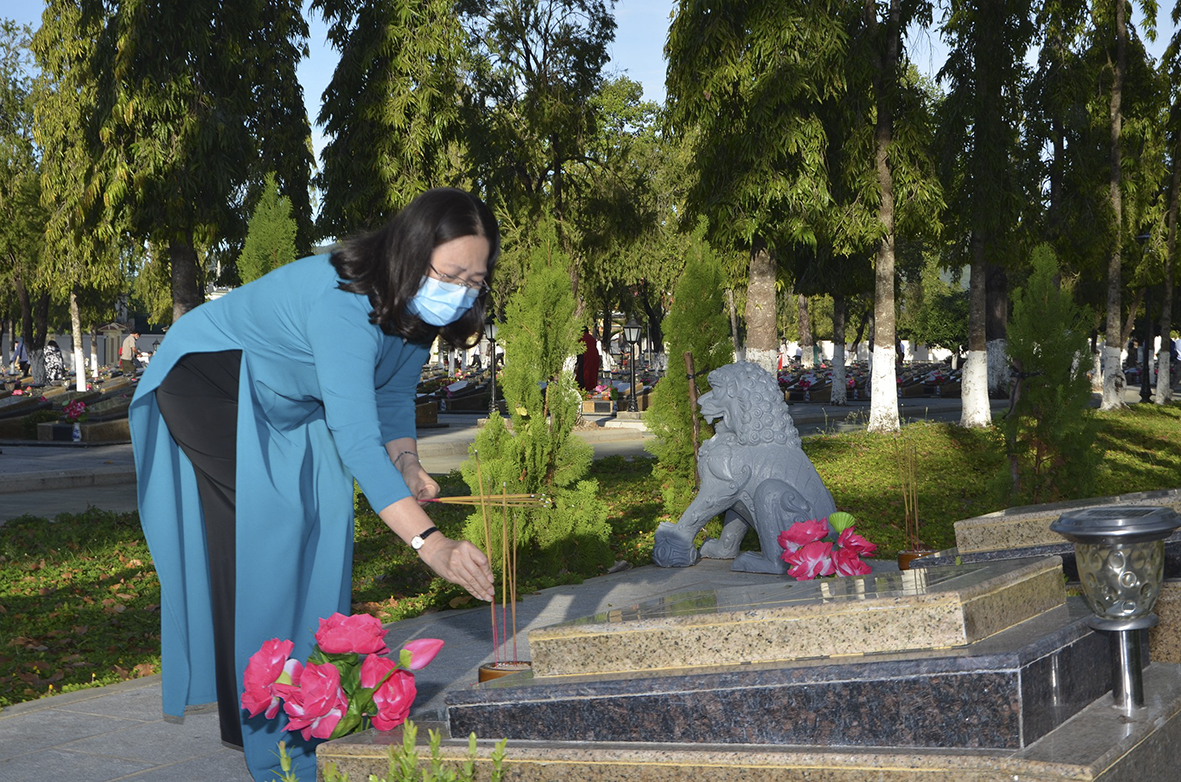 Bà Nguyễn Thị Yến, Phó Bí thư Thường trực Tỉnh ủy, Trưởng Đoàn ĐBQH tỉnh thắp nhang tại  các phần mộ liệt sĩ.