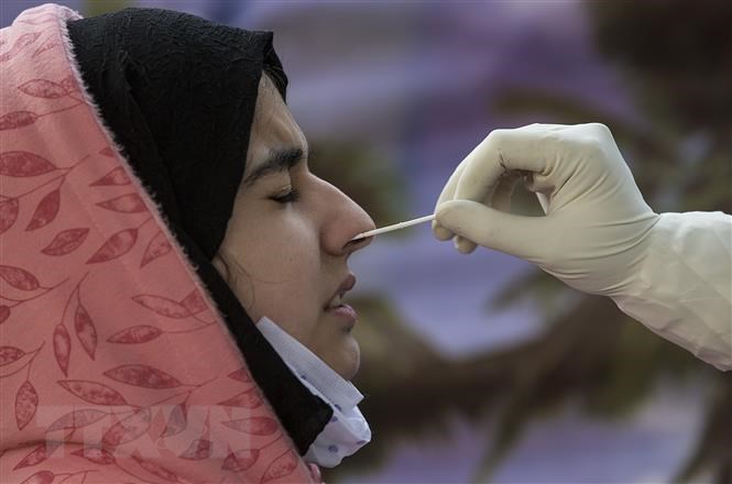 Xét nghiệm COVID-19 cho người dân tại Srinagar, Ấn Độ, ngày 19/12/2020.