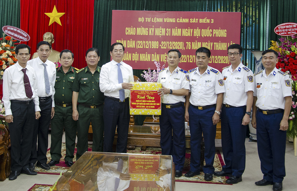 Ông Phạm Viết Thanh, Ủy viên Trung ương Đảng, Bí thư Tỉnh ủy thăm, tặng quà Bộ Tư lệnh Vùng Cảnh sát biển 3. Ảnh: BẢO KHÁNH