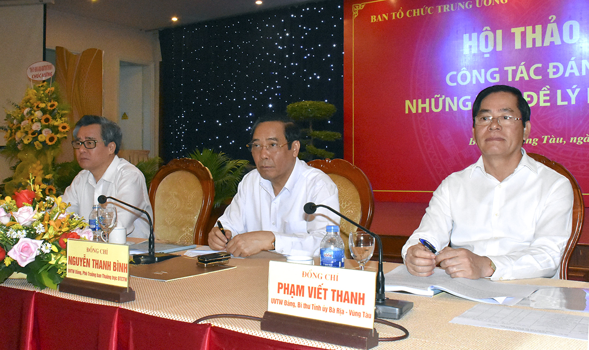 Ông Nguyễn Thanh Bình, Ủy viên Trung ương Đảng, Phó Trưởng Ban Thường trực Ban Tổ chức Trung ương; ông Nguyễn Quang Dương, Ủy viên Trung ương Đảng, Phó Trưởng Ban Tổ chức Trung ương; ông Phạm Viết Thanh, Ủy viên Trung ương Đảng, Bí thư Tỉnh ủy BR-VT, đồng chủ trì Hội thảo.