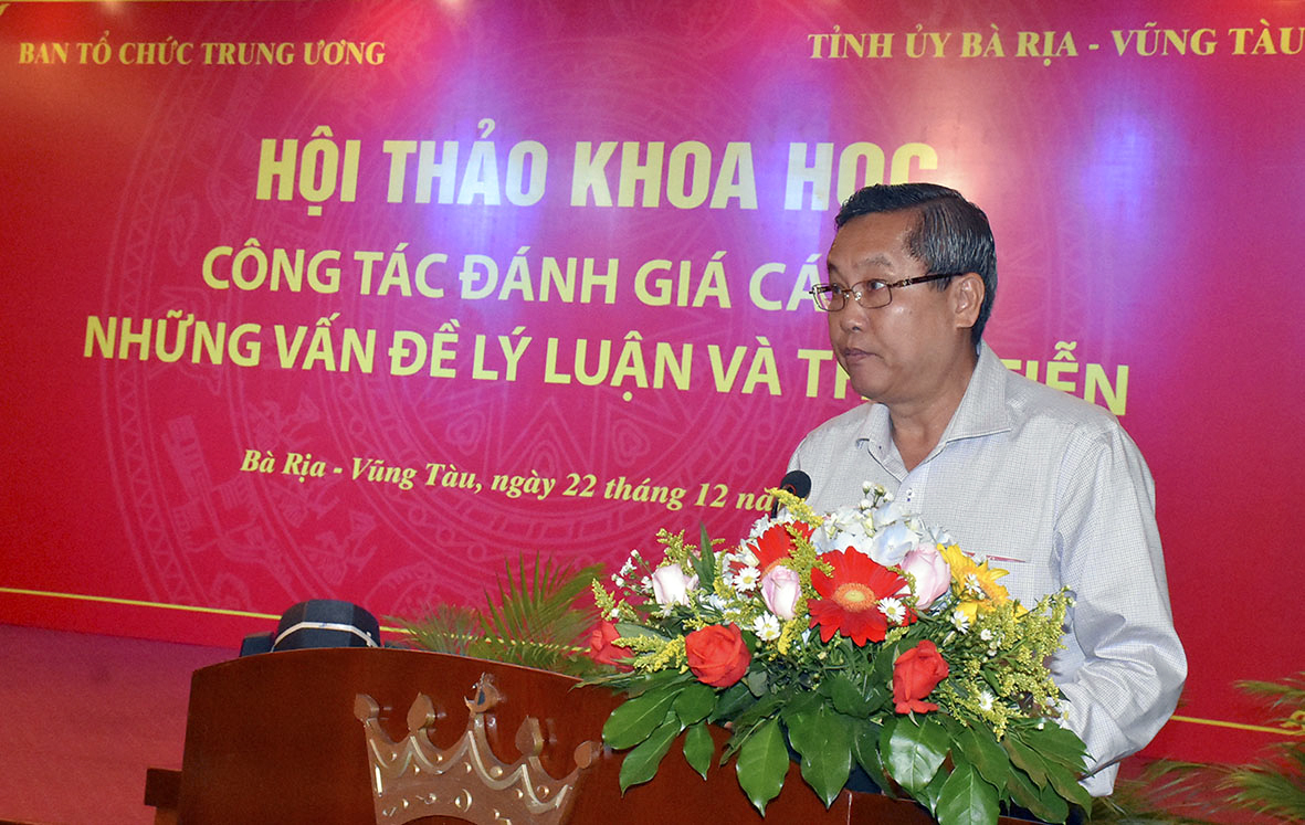 Ông Lê Văn Nưng, Phó Bí thư Thường trực Tỉnh ủy An Giang phát biểu tham luận về thực trạng công tác đánh giá cán bộ ở tỉnh An Giang.