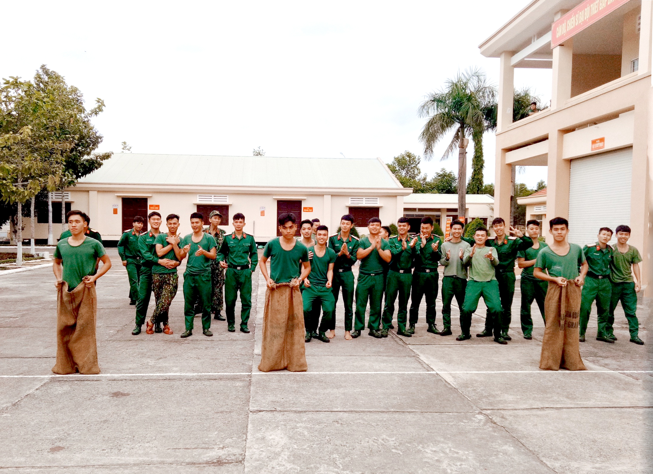 ĐVTN Phòng Tham mưu, Bộ CHQS tỉnh tham gia trò chơi nhảy bao bố.