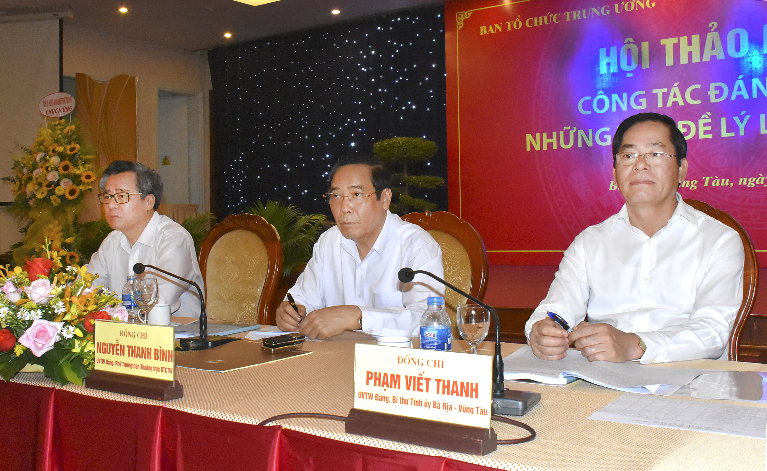 Các ông: Nguyễn Thanh Bình, Phó Trưởng Ban Thường trực Ban Tổ chức Trung ương; Nguyễn Quang Dương, Phó Trưởng Ban Tổ chức Trung ương; Phạm Viết Thanh, Bí thư Tỉnh ủy BR-VT đồng chủ trì Hội thảo. Ảnh: TRẦN TRÀ