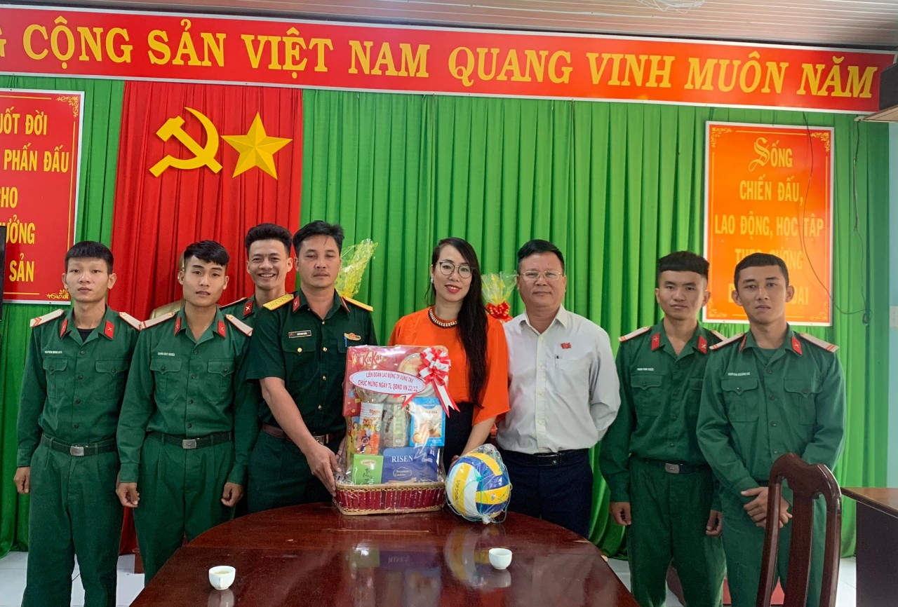 Đoàn lãnh đạo LĐLĐ TP.Vũng Tàu đến thăm, tặng quà các đơn vị quân đội trên địa bàn thành phố. Ảnh: NHÃ UYÊN