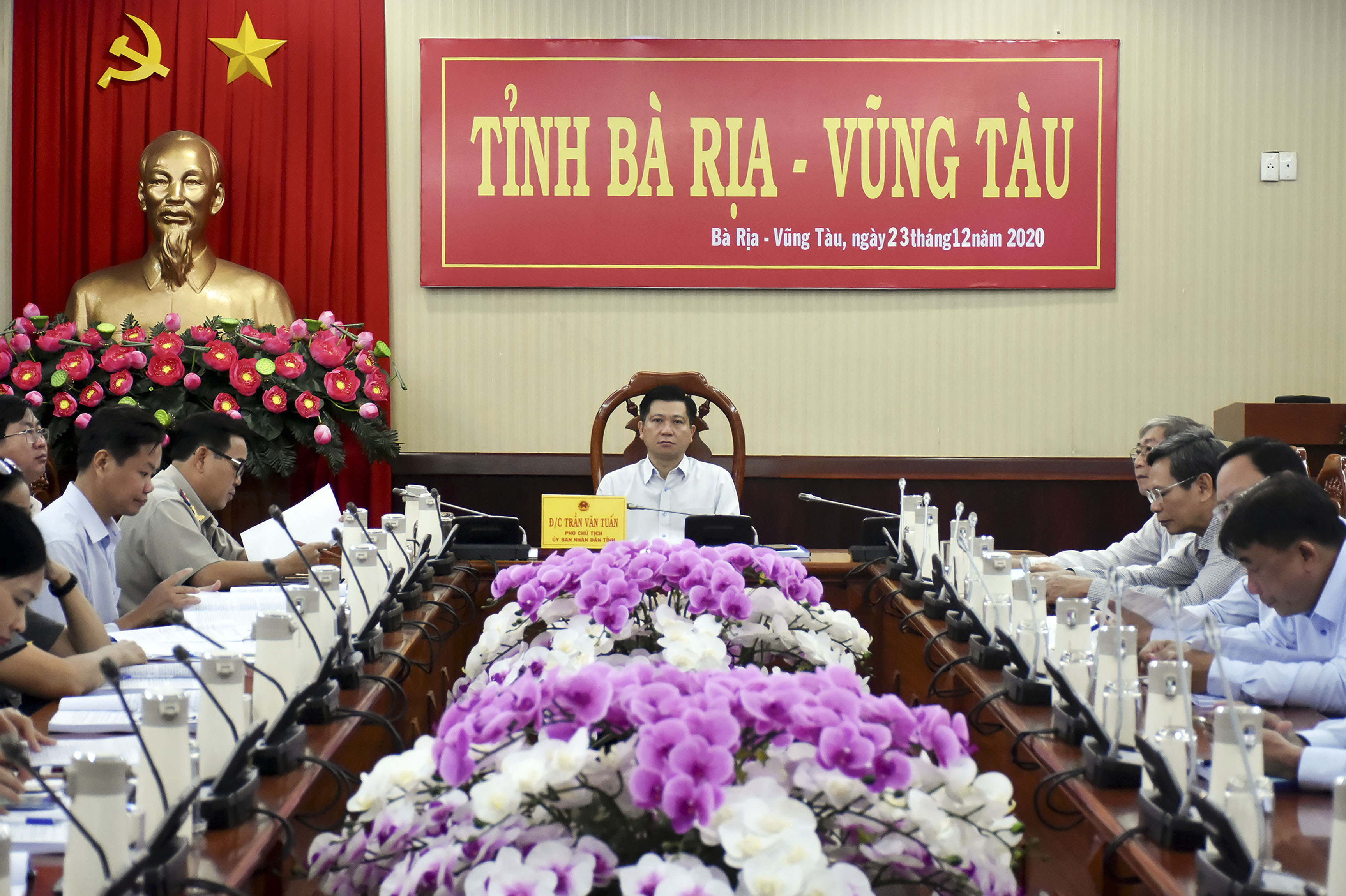 Ông Trần Văn Tuấn, Ủy viên Ban Thường vụ Tỉnh ủy, Phó Chủ tịch UBND tỉnh và đại diện các sở, ngành dự Hội nghị tại điểm cầu BR-VT.