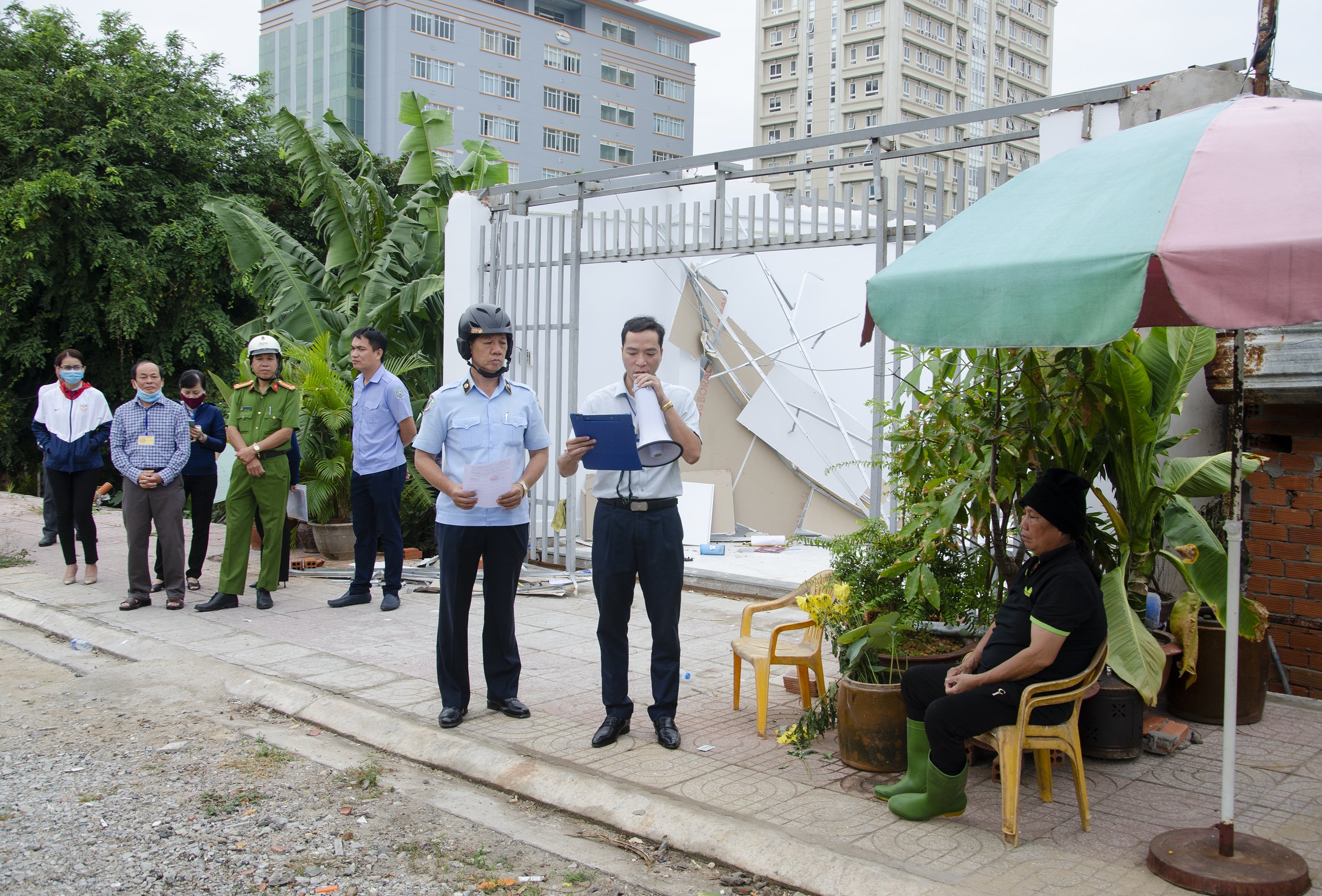 Ông Đỗ Đức Khanh, Phó Chủ tịch UBND phường 8 đọc Quyết định cưỡng chế tháo dỡ công trình vi phạm trật tự xây dựng đô thị tại số 259/1A đường Lê Hồng Phong (phường 8).