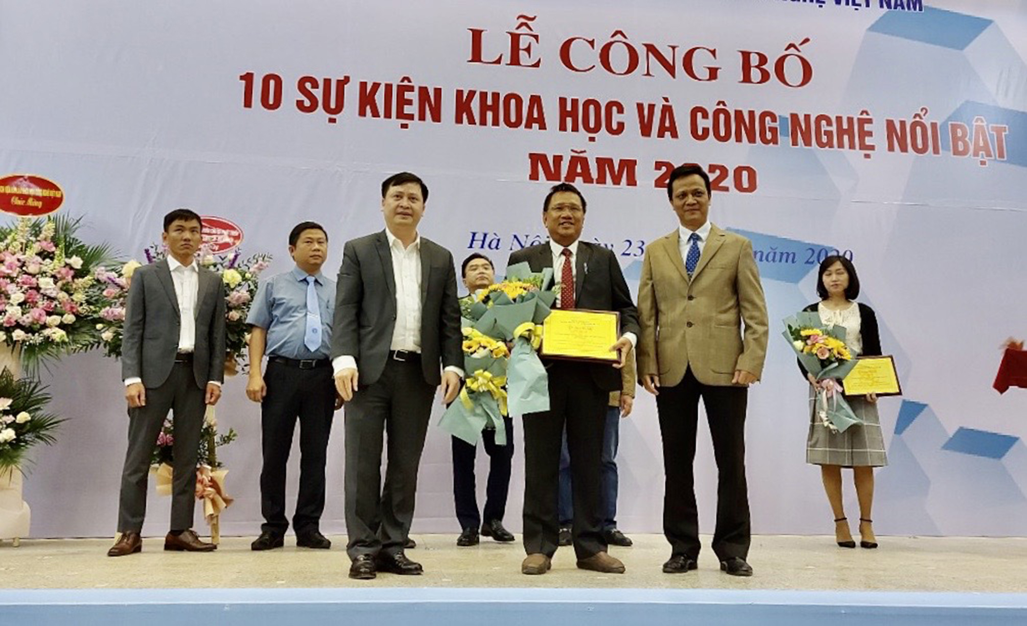 Ông Hoàng Đức Thảo, Tổng Giám đốc Busadco (giữa) nhận giải thưởng 10 sự kiện KH-CN nổi bật năm 2020.
