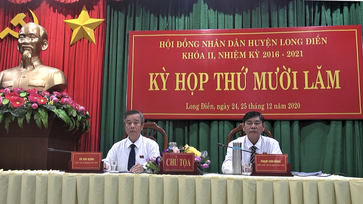 Ông Võ Hữu Hạnh, Phó Bí thư Thường trực Huyện ủy, Chủ tịch HĐND huyện Long Điền; ông Phạm Sơn Hùng, Phó Chủ tịch HĐND huyện, Chủ tọa Kỳ họp.