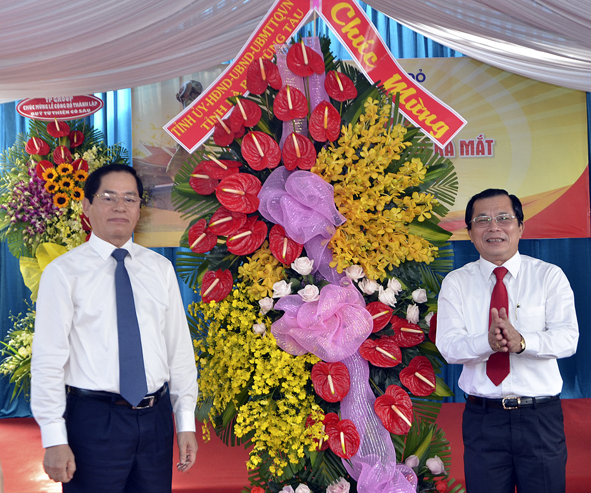 Ông Phạm Viết Thanh, Ủy viên Trung ương Đảng, Bí thư Tỉnh ủy tặng lẵng hoa chúc mừng Quỹ từ thiện Cô Sáu được thành lập cho ông Hồ Văn Lợi, Chủ tịch Hội đồng quản lý Quỹ.