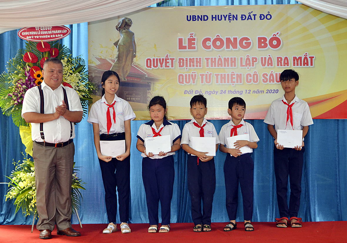 Ông Nguyễn Thanh Quang, Phó Chủ tịch Hội đồng quản lý Quỹ từ thiện Cô Sáu trao học bổng cho 5 HS nghèo hiếu học.