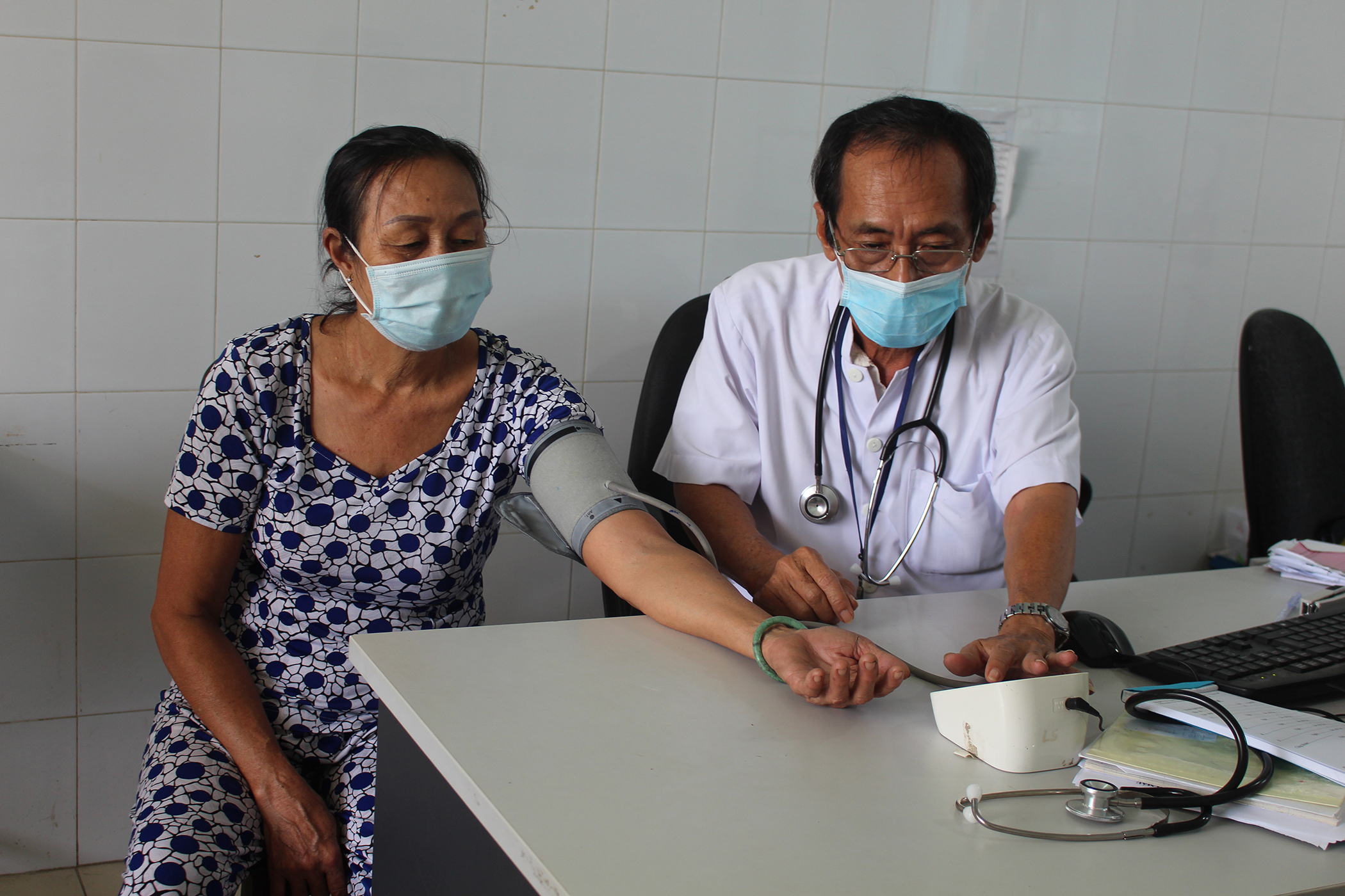 Người dân được nhân viên y tế của Trạm Y tế xã Long Sơn (TP.Vũng Tàu) kiểm tra sức khỏe bệnh tăng huyết áp.