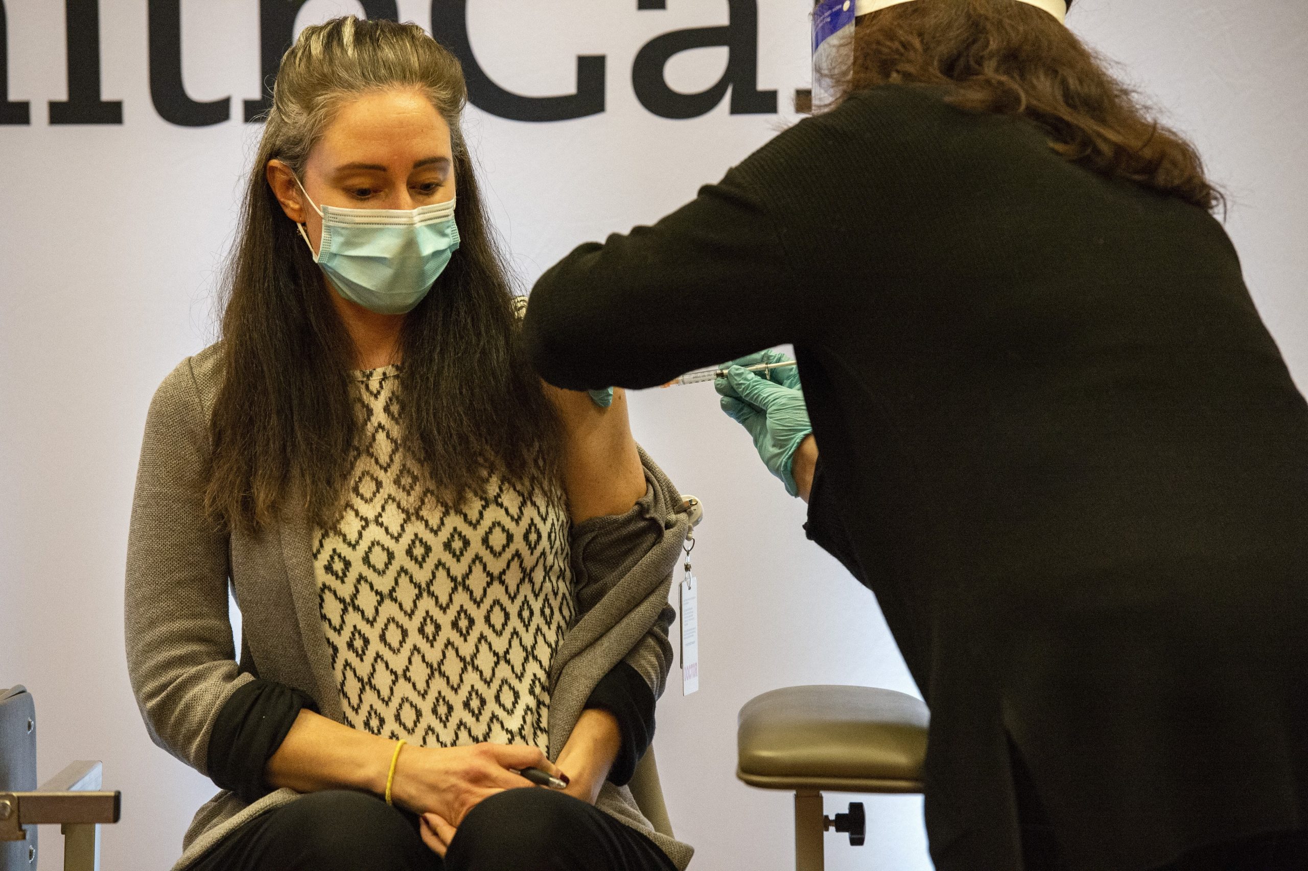 Một nhân viên y tế được tiêm vắc xin ngừa COVID-19 của Moderna tại Hartford, bang Connecticut, Mỹ.