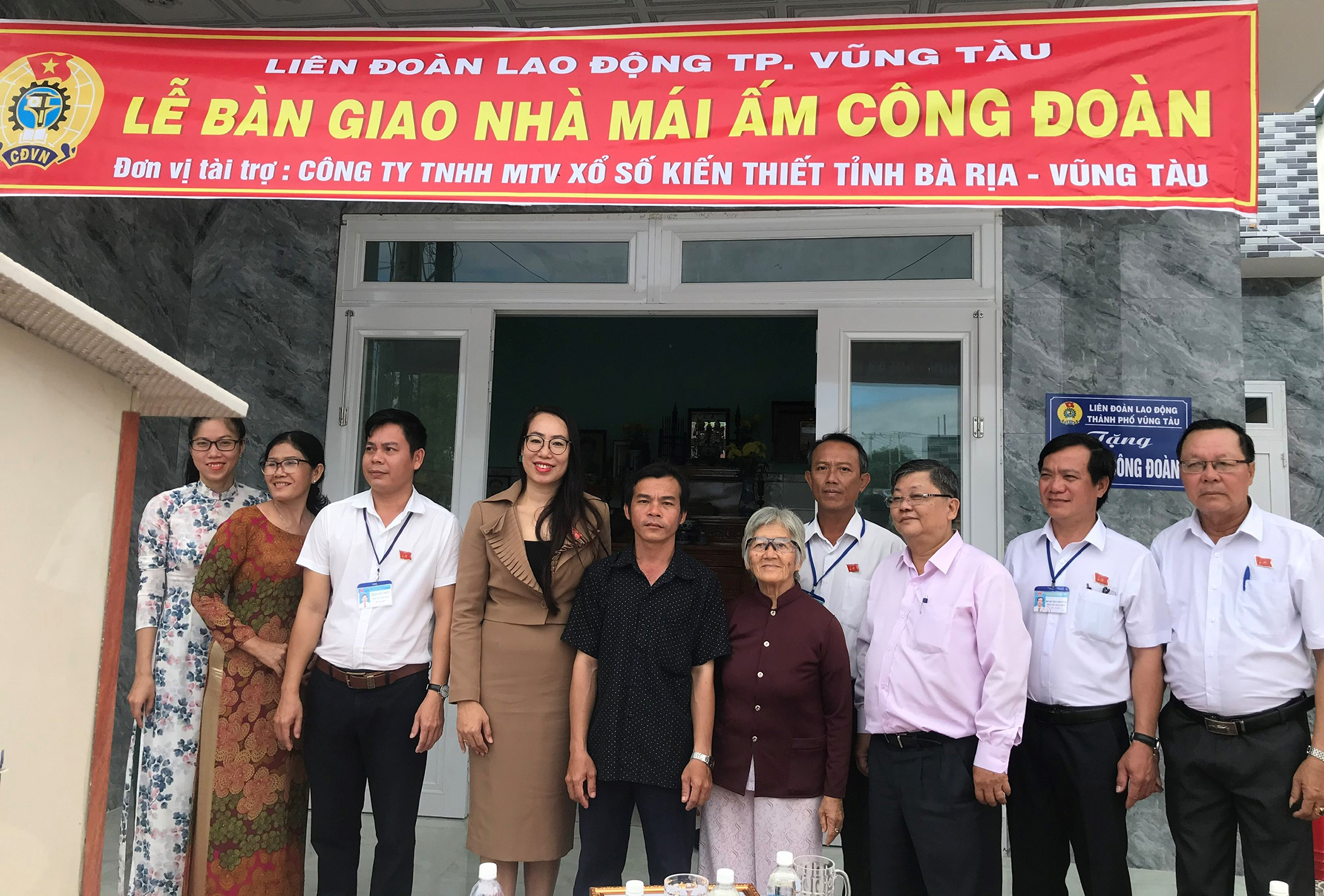 Đại diện LĐLĐ TP. Vũng Tàu và Công ty TNHH MTV Xổ số kiến thiết tỉnh bàn giao “Mái ấm công đoàn” cho gia đình anh Ngô Ngọc Sơn.