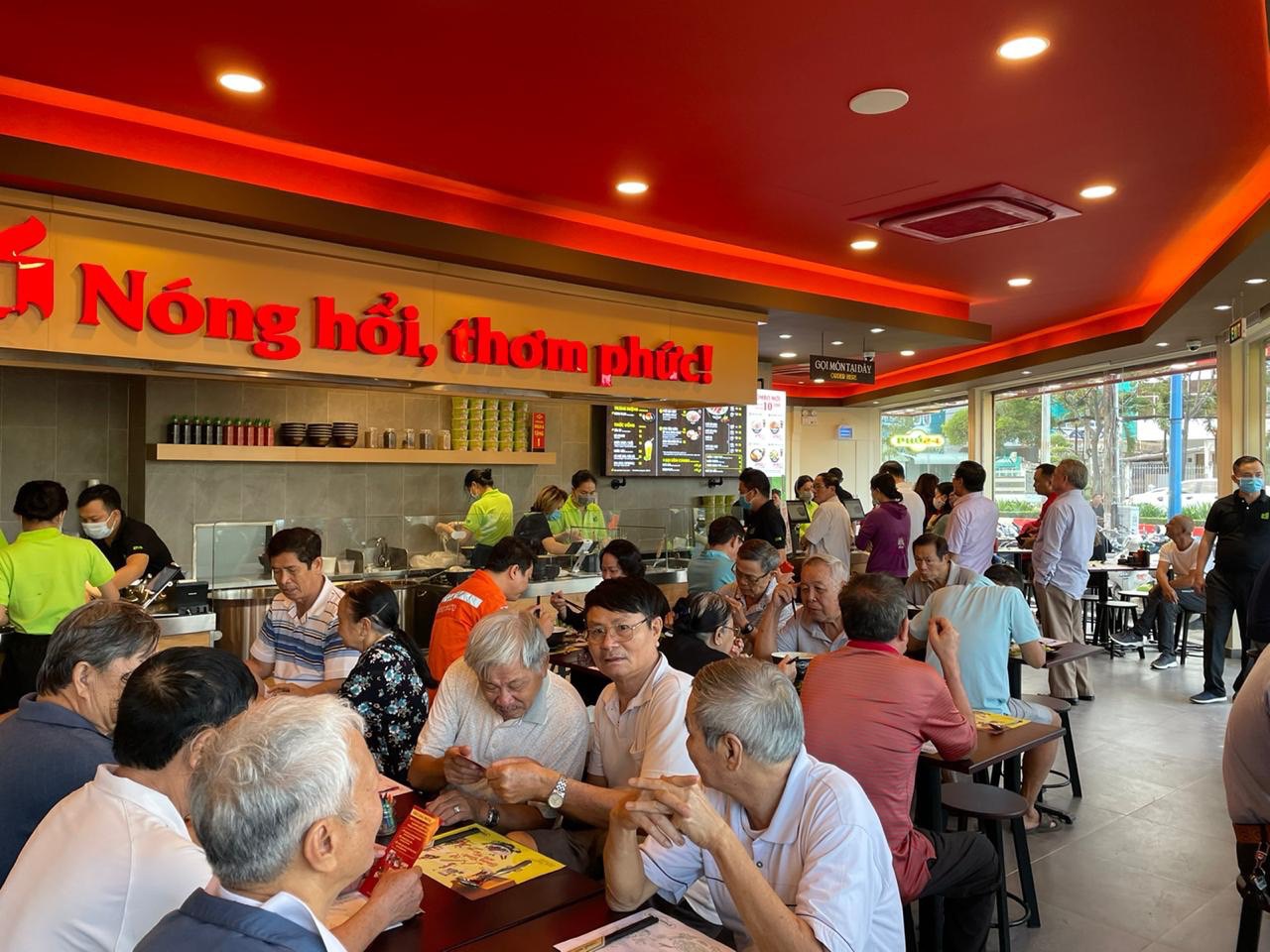 Thực khách chọn món ăn tại PHỞ24 trong ngày khai trương.