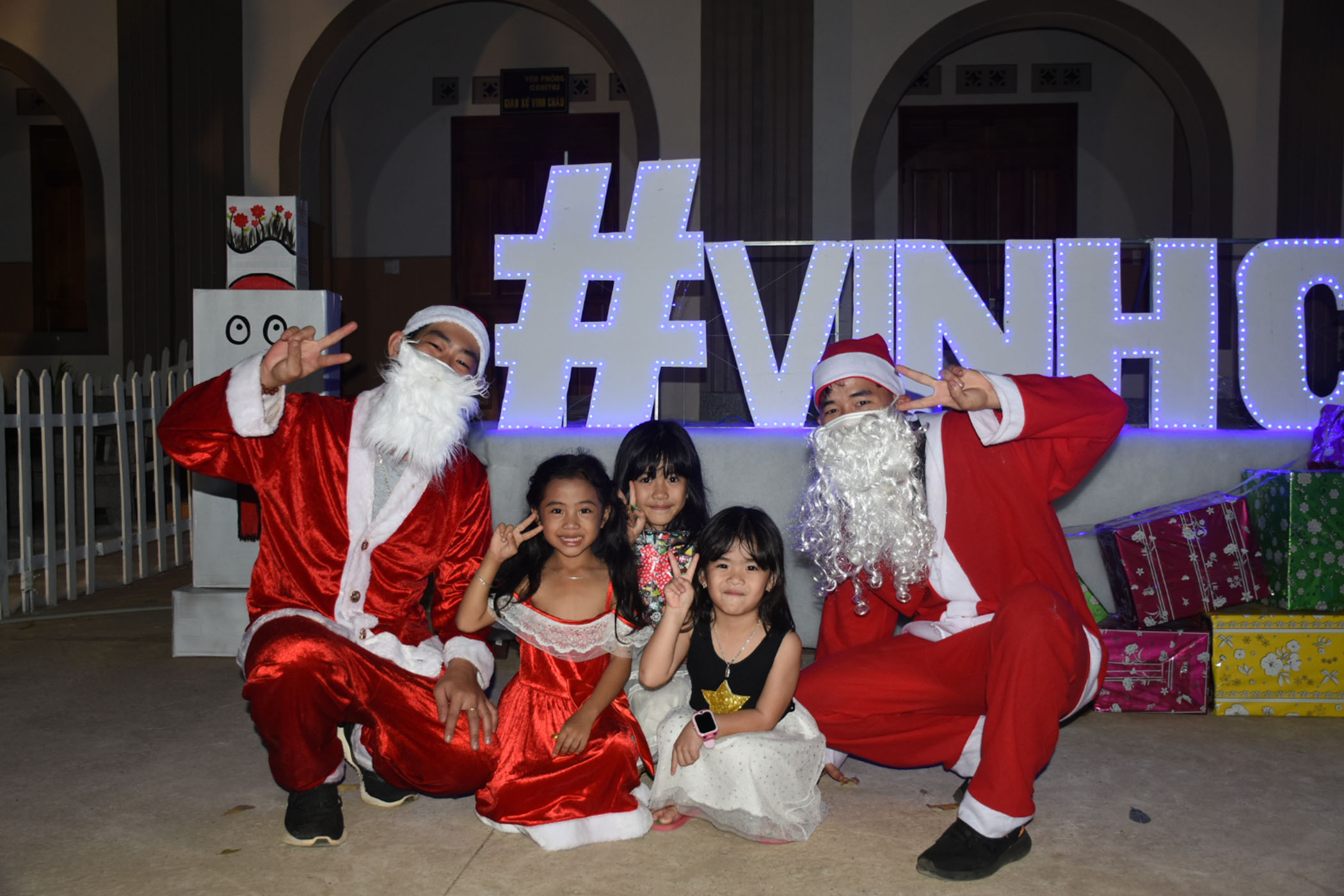 Ông già Noel chụp hình cùng các em nhỏ tại Nhà thờ Vinh Châu (xã Bình Giã, huyện Châu Đức).