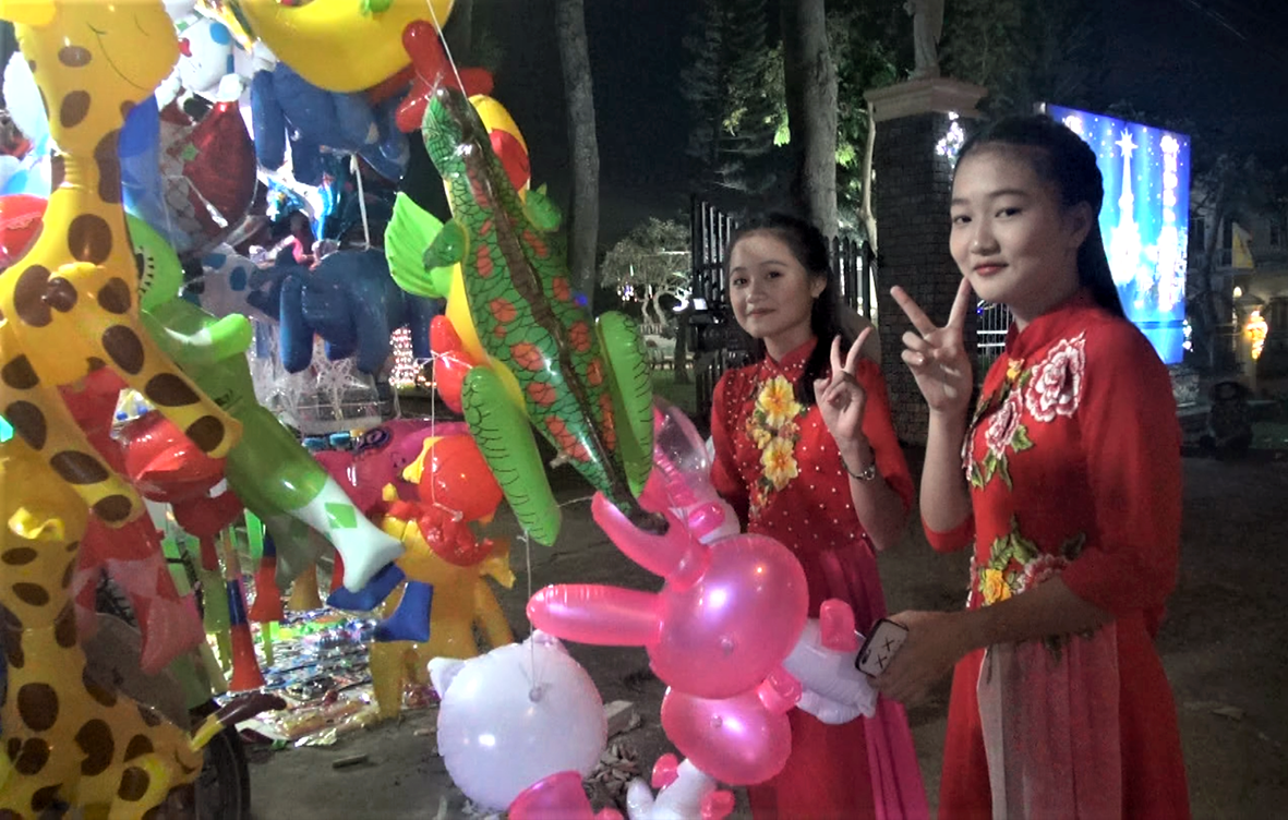 Các thiếu nữ tham dự lễ rước Chúa Hài Đồng tại Giáo xứ Vinh Hà (xã Bình Giã, huyện Châu Đức).