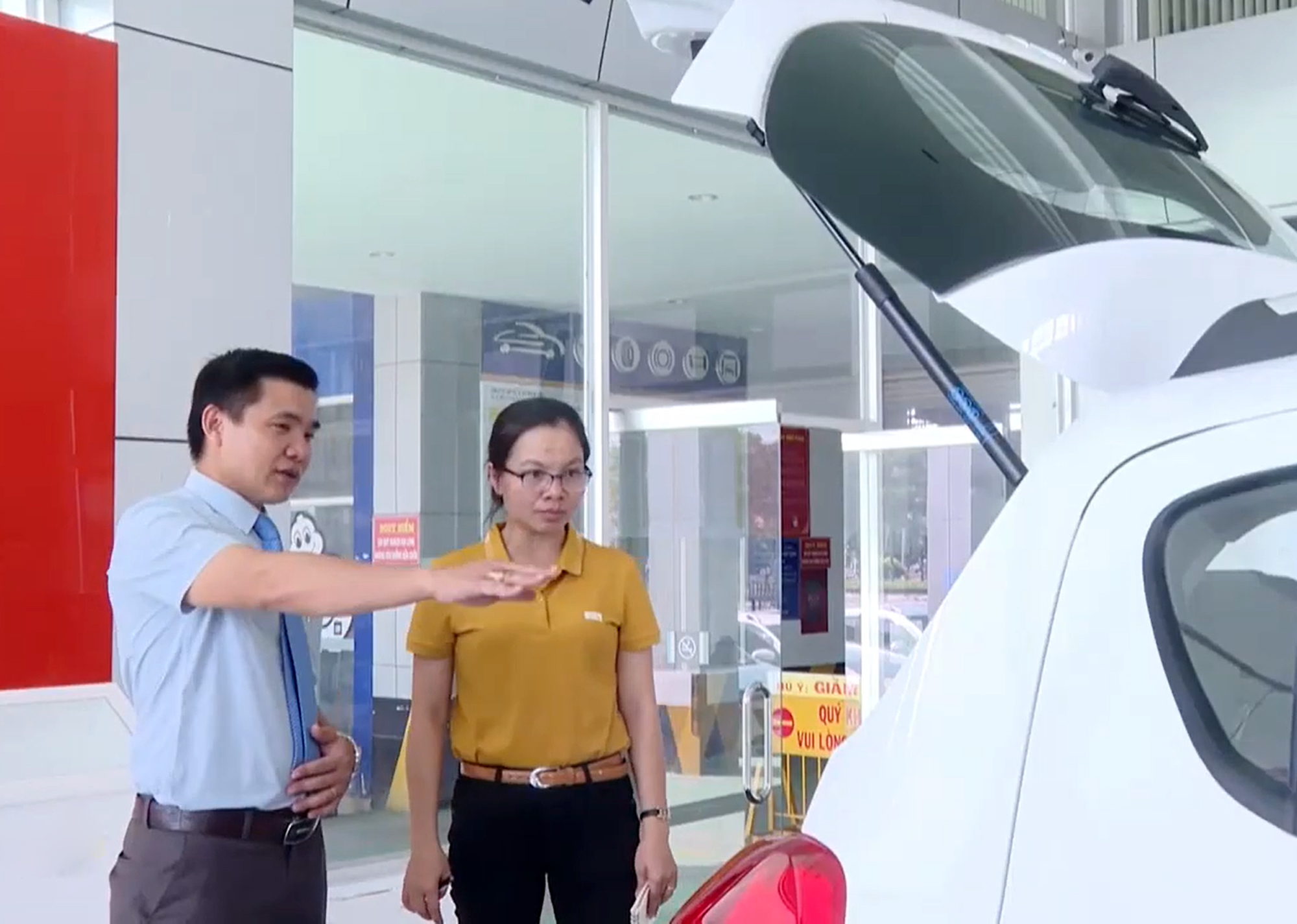 Khách hàng tìm hiểu các dòng xe của VinFast.