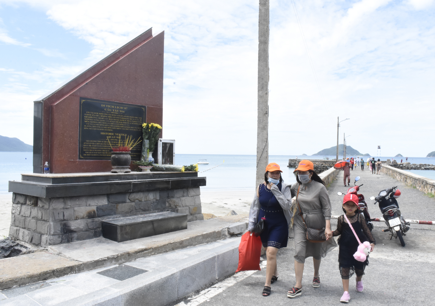 Côn Đảo là điểm đến thu hút du khách dịp Tết Dương lịch 2021. Trong ảnh: Du khách tham quan Cầu tàu 914.