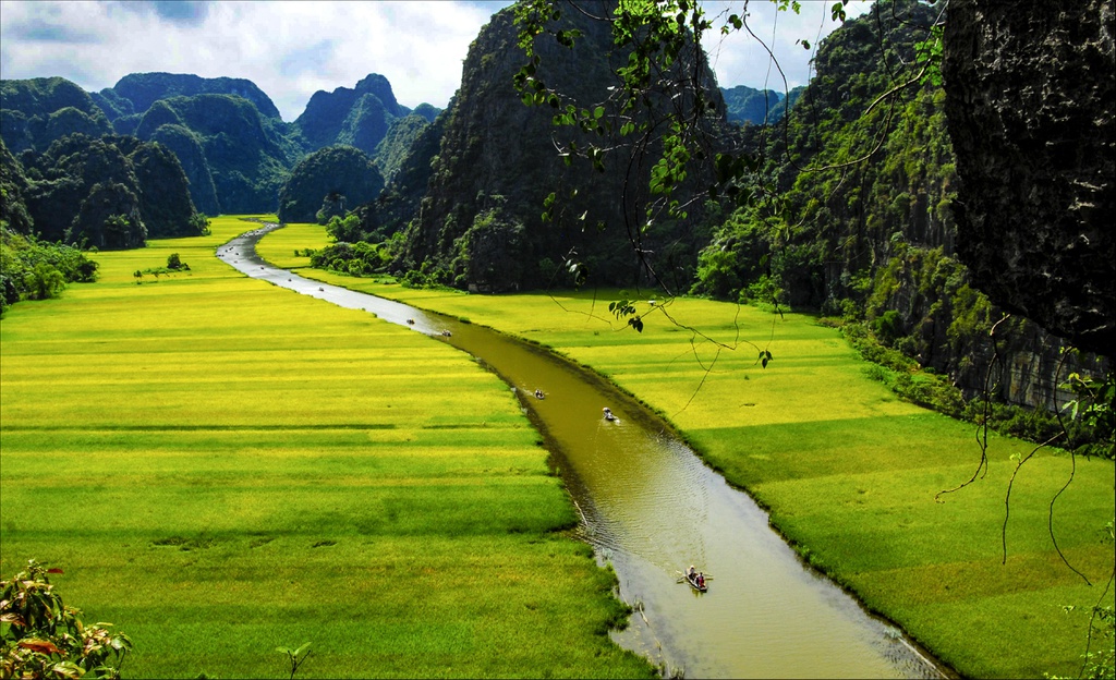 Khung cảnh hữu tình giữa những hang động và núi non trùng điệp làm  say lòng du khách khi đến Ninh Bình.
