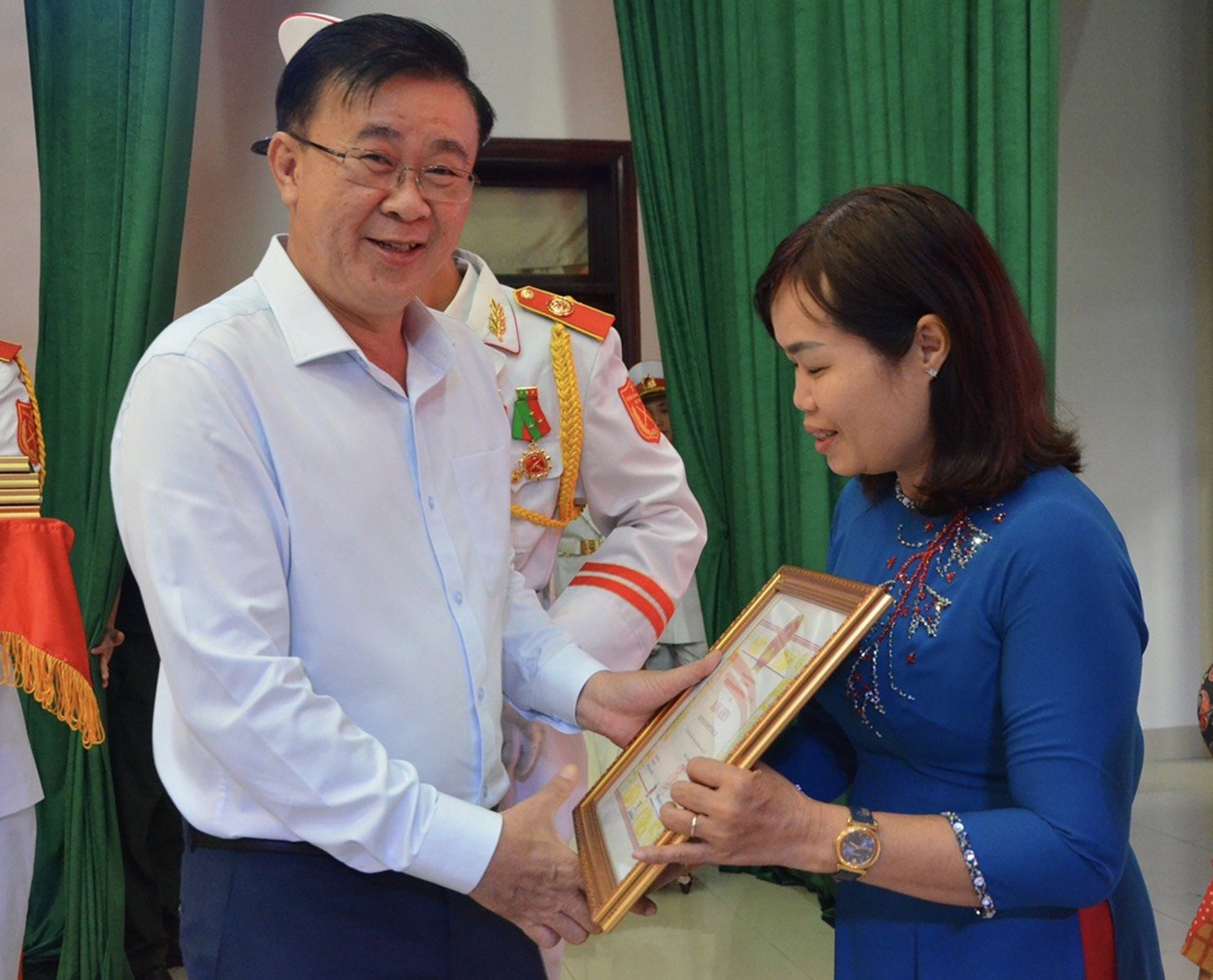 Ông Huỳnh Văn Danh, Ủy viên Ban Thường vụ, Trưởng Ban Dân vận Tỉnh ủy tặng Bằng khen của UBND tỉnh cho các tập thể và cá nhân có thành tích xuất sắc trong công tác dân vận năm 2020.