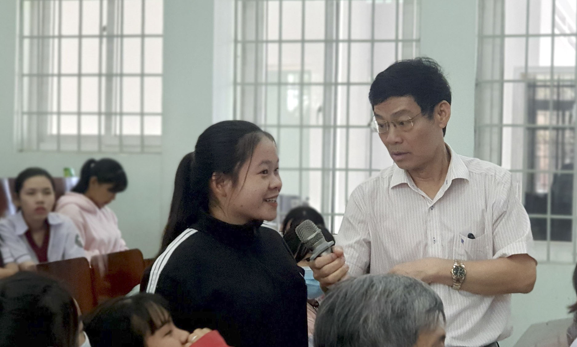 Sinh viên Trường Cao đẳng Sư phạm BR-VT trả lời câu hỏi của báo cáo viên về thông tin biển, đảo.