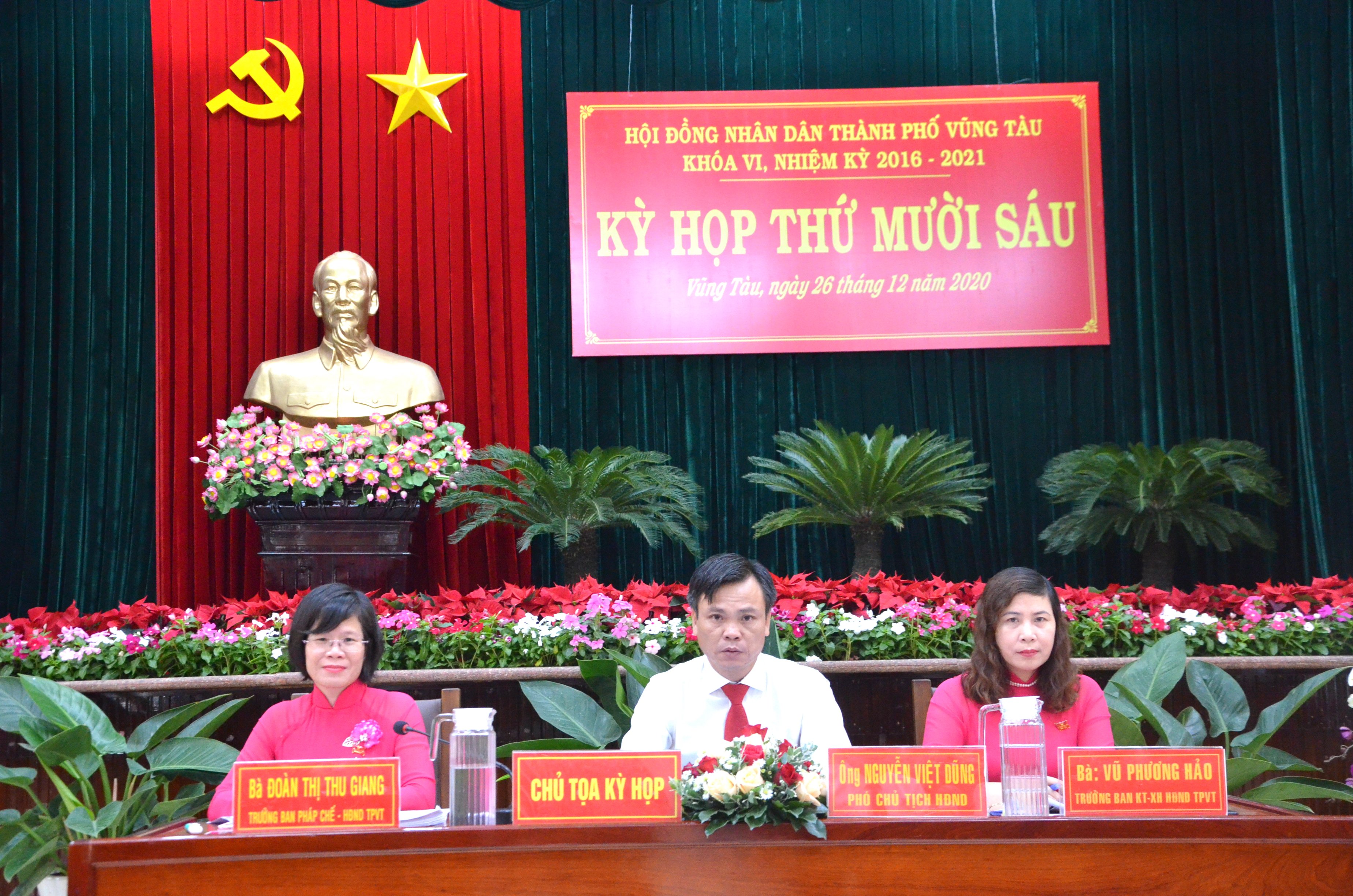 Kỳ họp diễn ra dưới sự điều hành của các ông Nguyễn Việt Dũng, Phó Chủ tịch HĐND TP. Vũng Tàu; bà Đoàn Thị Thu Giang, Trưởng Ban Pháp chế HĐND TP. Vũng Tàu; bà Vũ Phương Hảo, Trưởng Ban Kinh tế - Xã hội HĐND TP. Vũng Tàu.