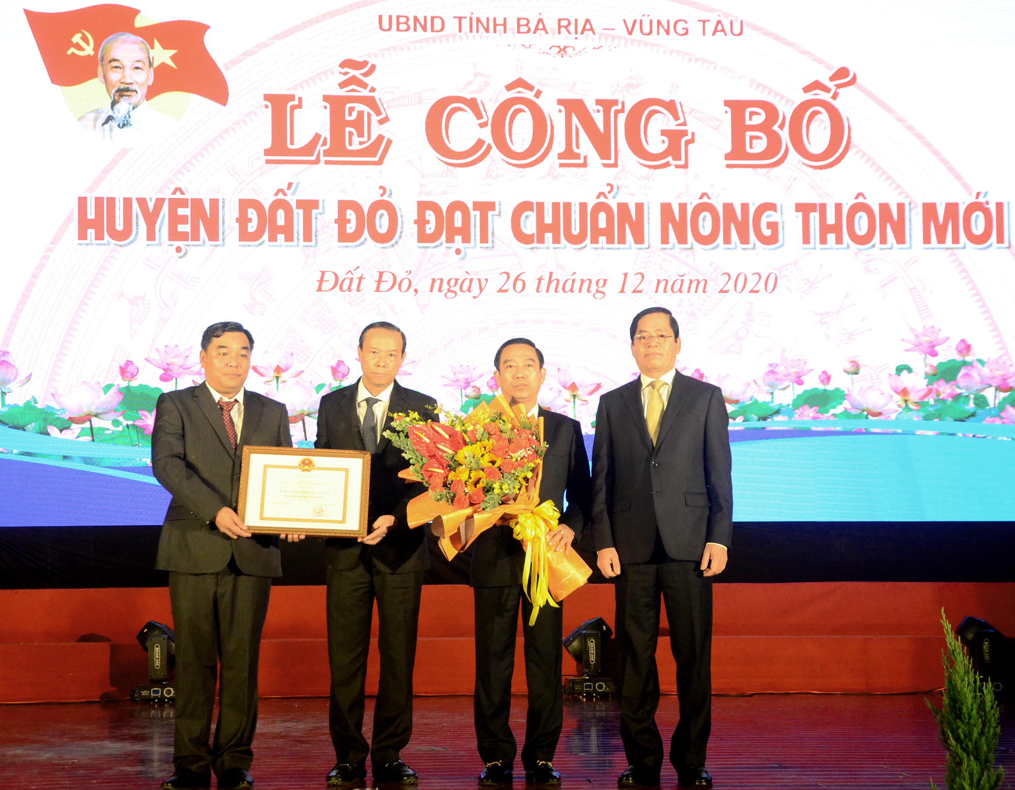 Thừa ủy quyền của Thủ tướng Chính phủ, ông Phạm Viết Thanh, Ủy viên Trung ương Đảng, Bí thư Tỉnh ủy và ông Nguyễn Văn Thọ, Phó Bí thư, Chủ tịch UBND tỉnh trao Quyết định công nhận huyện Đất Đỏ đạt chuẩn NTM.