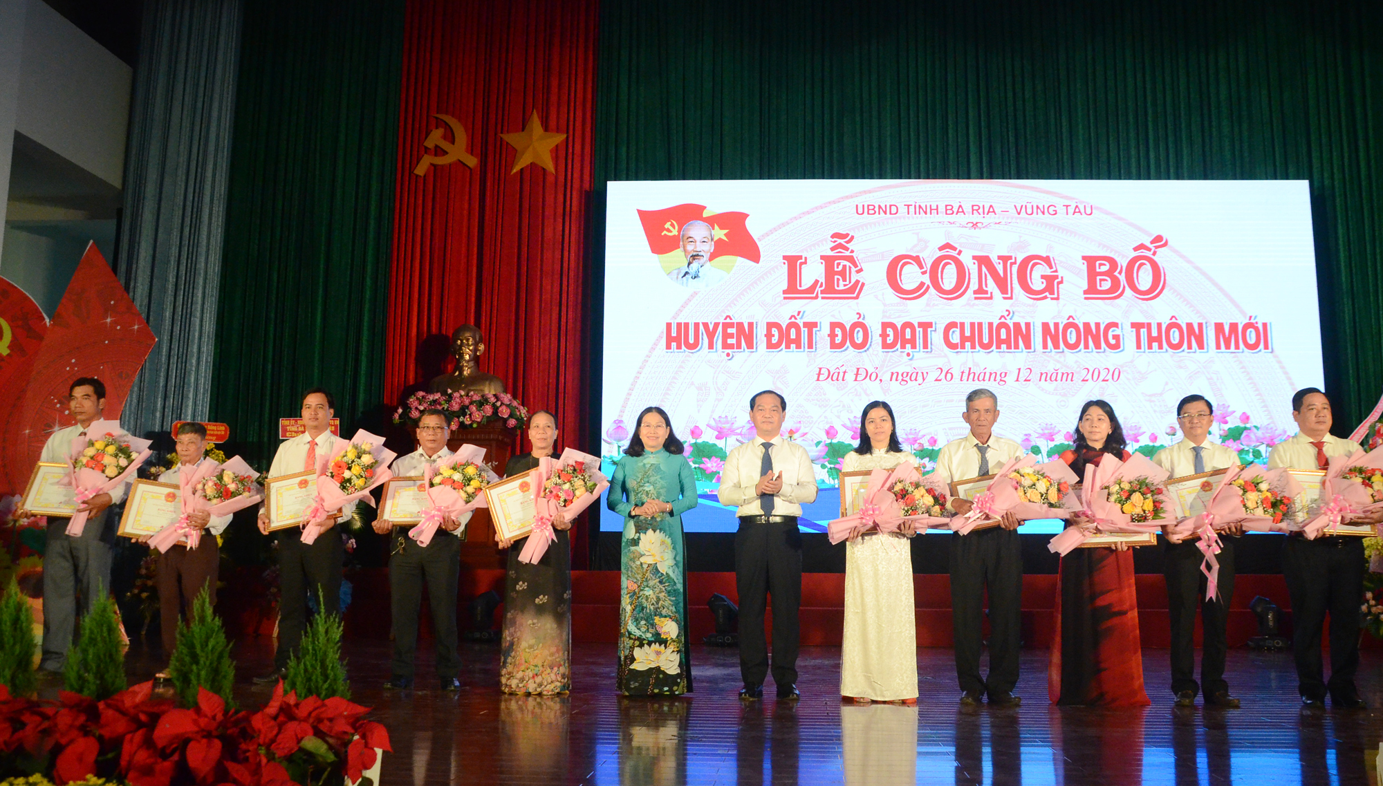 Bà Nguyễn Thị Yến, Phó Bí thư Thường trực Tỉnh ủy, Trưởng Đoàn ĐBQH tỉnh và ông Mai Ngọc Thuận, Ủy viên Ban Thường vụ Tỉnh ủy, Phó Chủ tịch HĐND tỉnh tặng Bằng khen cho các cá nhân có nhiều thành tích trong xây dựng NTM trên địa bàn huyện Đất Đỏ.