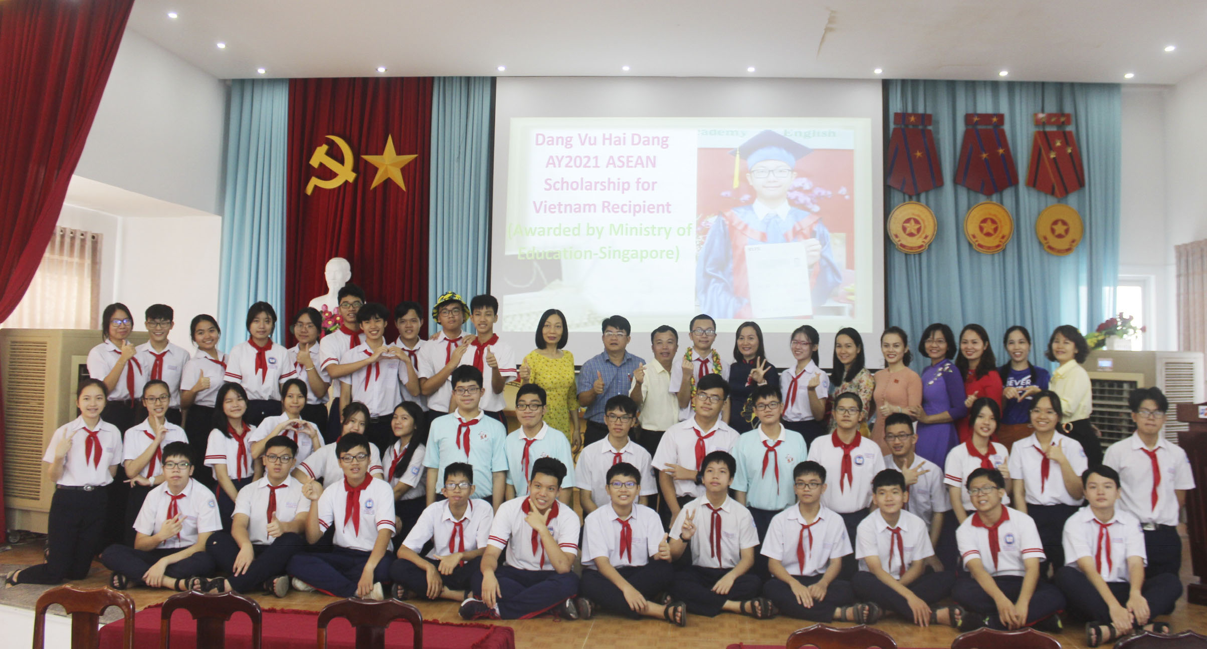 Em Đặng Vũ Hải Đăng cùng thầy cô, bạn bè chụp hình lưu niệm tại buổi giao lưu.