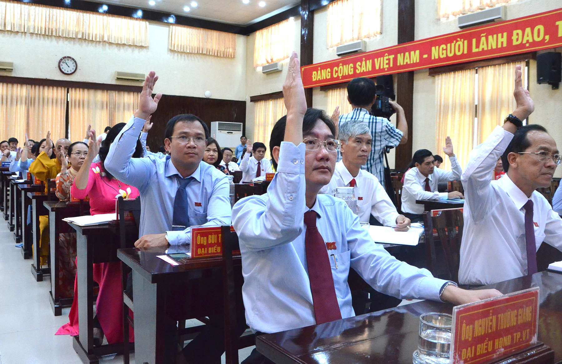 Đại biểu HĐND TP.Vũng Tàu biểu quyết thông qua  Nghị quyết tại Kỳ họp.