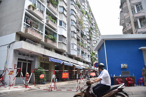 Đến trưa 28/12, một phần chung cư Sư Vạn Hạnh vẫn bị phong tỏa. Ảnh: NGỌC PHƯỢNG
