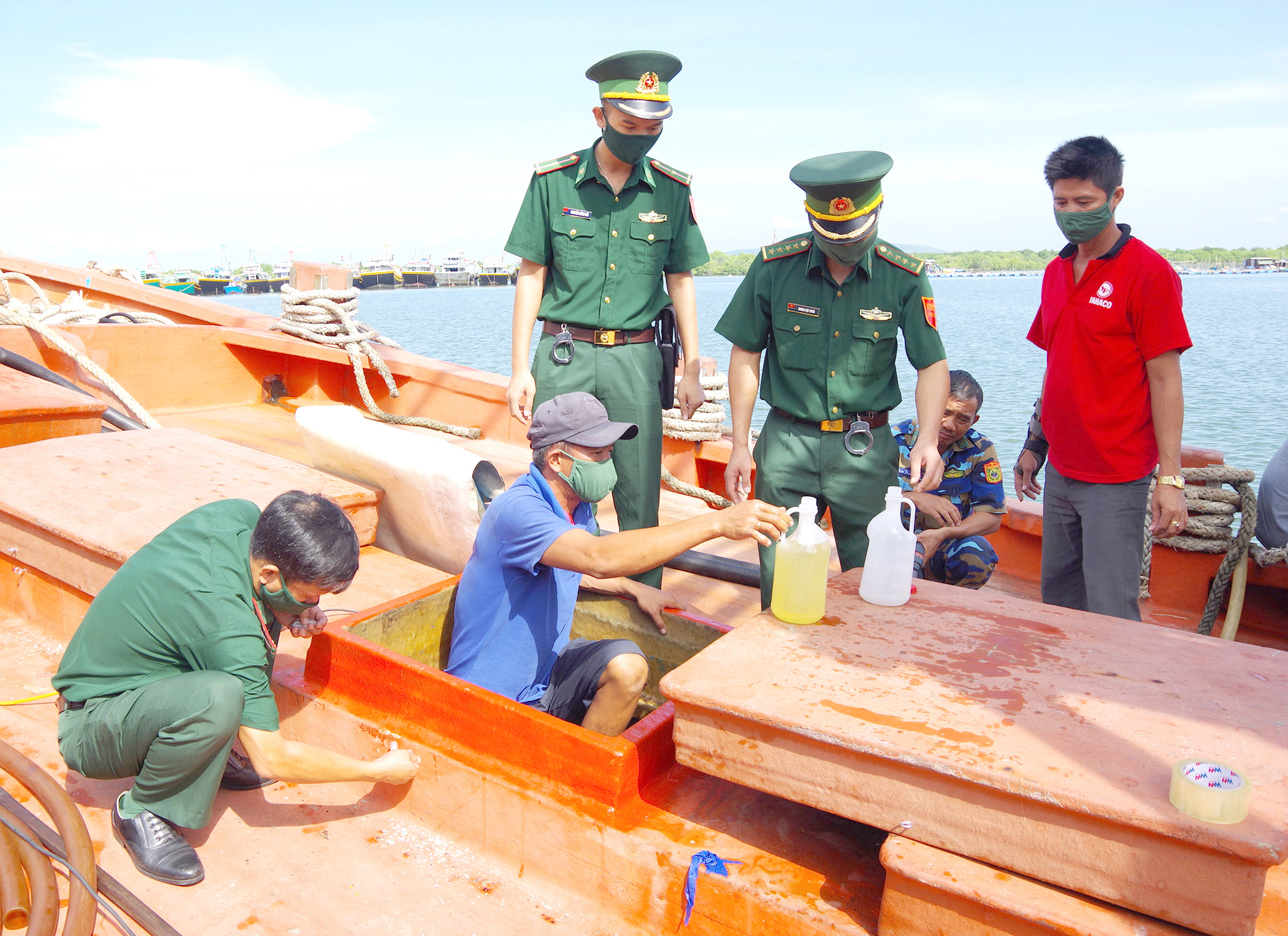 Lực lượng BĐBP kiểm tra phương tiện vận chuyển dầu D.O không rõ nguồn gốc tháng 8/2020.