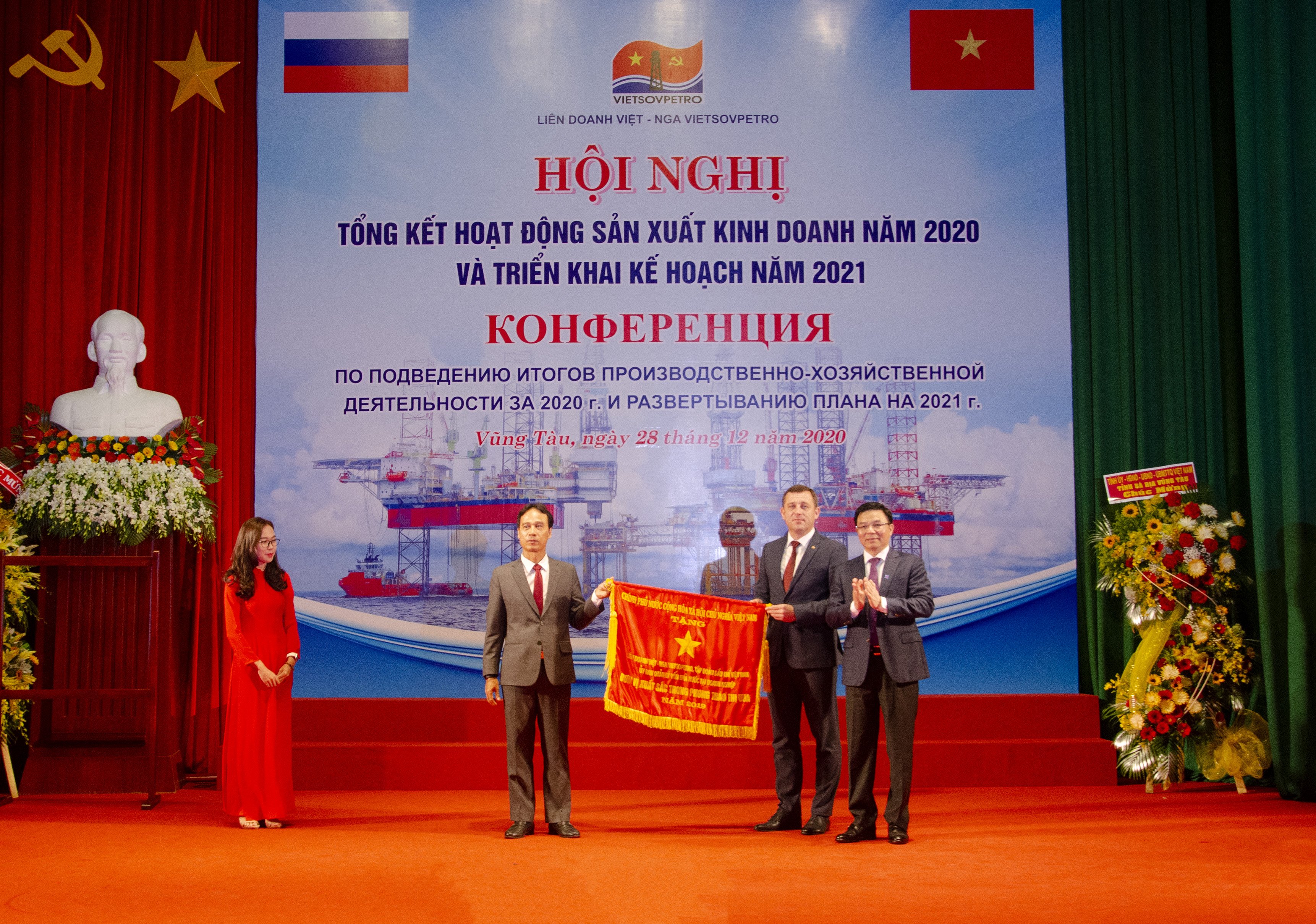 Ông Lê Mạnh Hùng, Phó Bí thư Đảng ủy, Tổng Giám đốc Tập đoàn Dầu khí Việt Nam (bìa phải) trao Cờ Thi đua của Chính phủ cho Liên doanh Việt - Nga Vietsopetro.