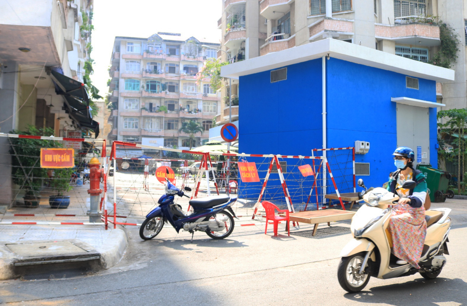 Một phần chung cư Sư Vạn Hạnh (quận 5, TP.HCM) nơi bệnh nhân 1451 sống bị phong tỏa một phần để phòng dịch (ảnh chụp trưa 29/12) - Ảnh: NHẬT THỊNH